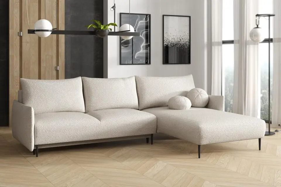 מערכת ישיבה פינתית עם פתרון אירוח וארגז מצעים דגול. על רגליים גבוהות לניקוי קל נוח.