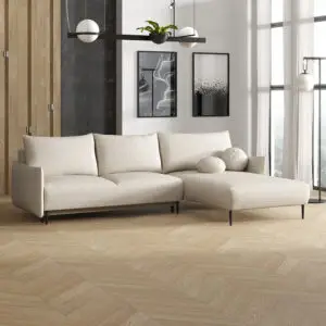 סלון פינתי נפתח למיטה דגם לאמבי ביג מבית ביאנקו , סלון פינתי עם שזלונג רחב , מושב נוח , ספה שמתאימה גם לרביצה , מגיע עם שתי כריות נוי עגולות , הסלון אוניברסלי גם פינה שמאל גם פינה ימין , עם ארגז מצעים ומיטה זוגית גדולה , גודלה 295 על 190 על רגליים גבוהות