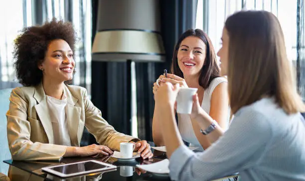 ביאנקו ליין יוצרת קשרים ושיתופי פעולה עם מגוון המעצבים המפורסמים בעולם